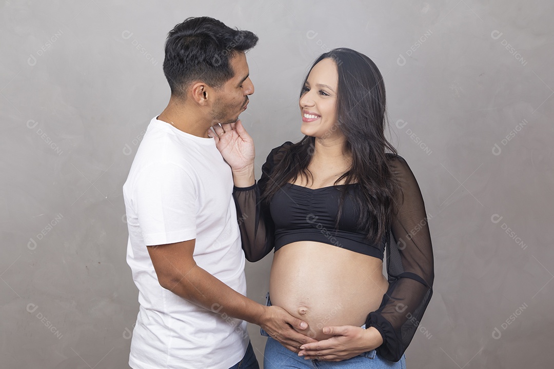 Lindo casal feliz pela gravidez família