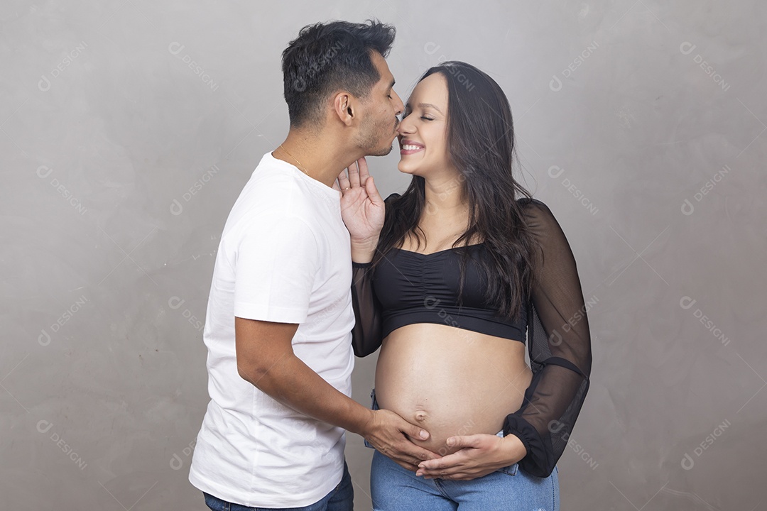 Lindo casal feliz pela gravidez família
