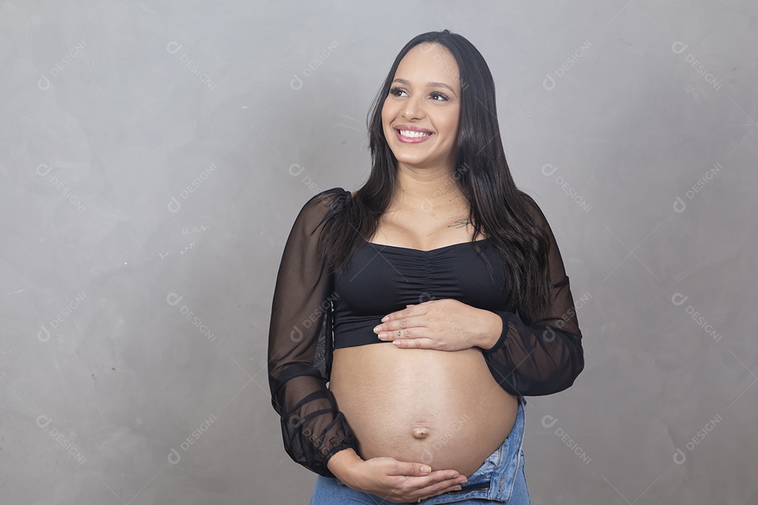 Linda mulher gravida feliz por sua gravidez