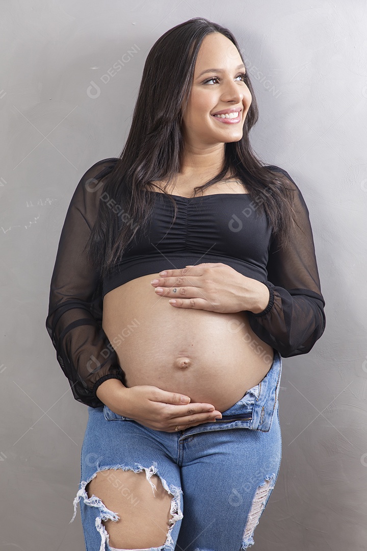 Linda mulher bebendo agua gravida feliz por sua gravidez se hidratando