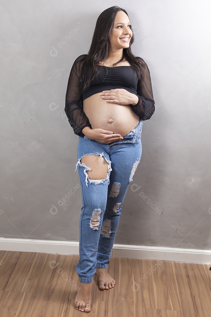 Linda mulher bebendo agua gravida feliz por sua gravidez se hidratando