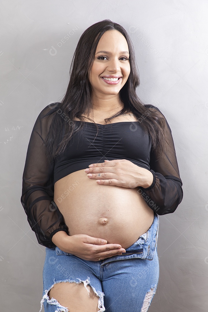 Linda mulher bebendo agua gravida feliz por sua gravidez se hidratando