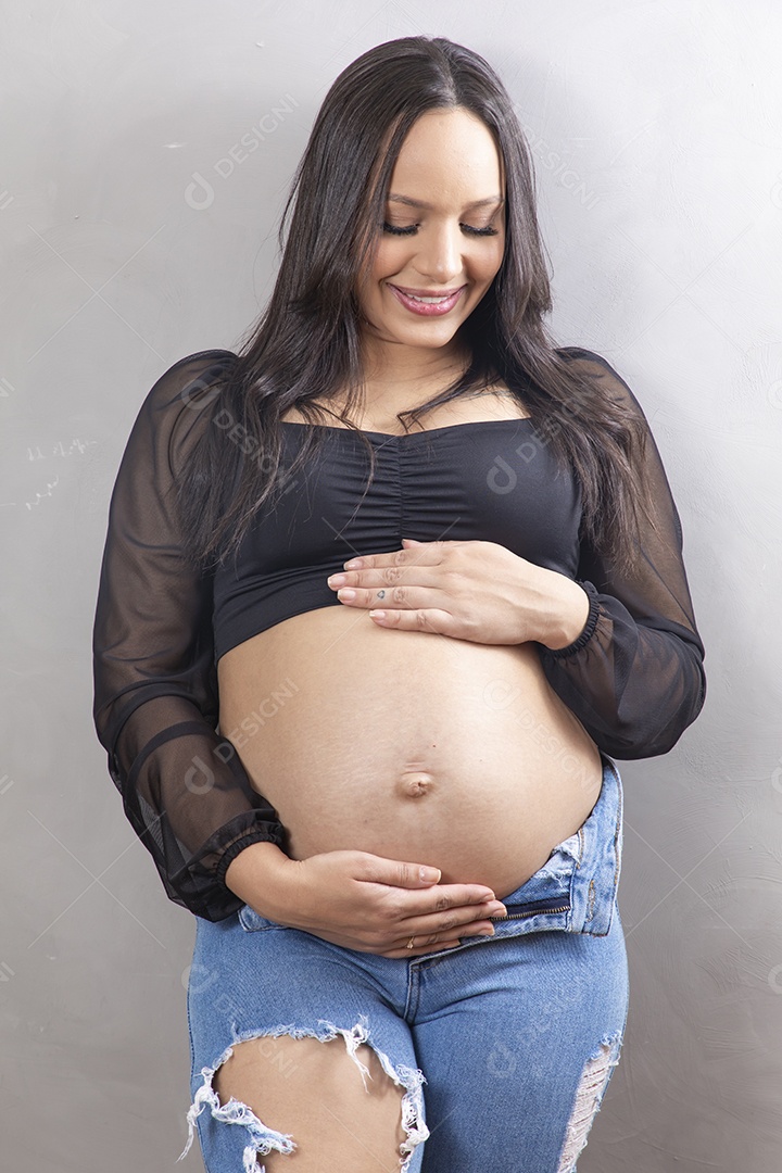 Linda mulher bebendo agua gravida feliz por sua gravidez se hidratando