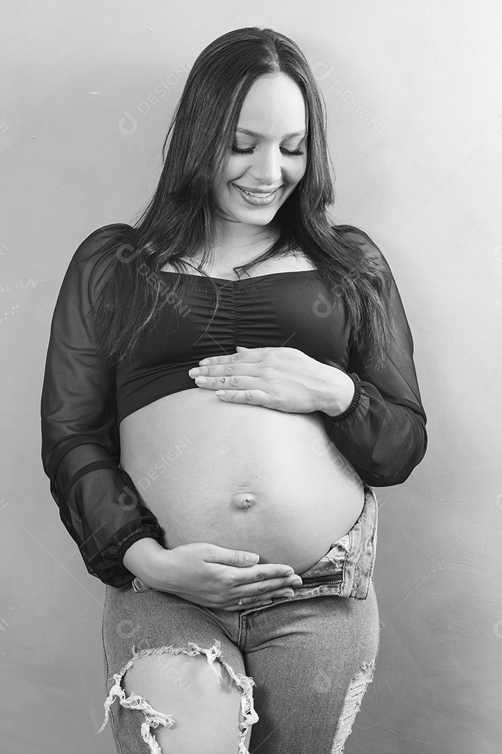 Linda mulher gravida feliz por sua gravidez