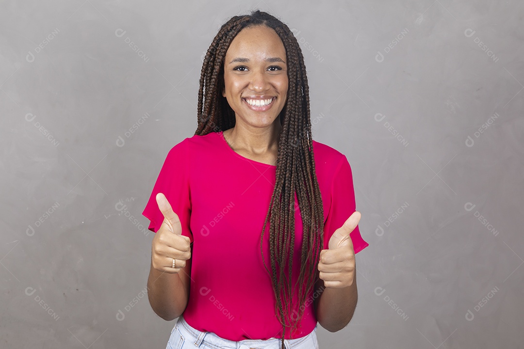 Linda mulher jovem garota sorridente fazendo gesto postividade sobre fundo isolado cinza