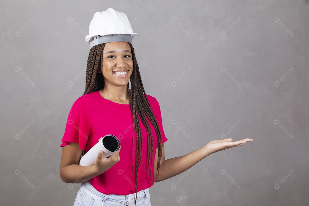 Linda mulher engenheira usando capacete branco jovem garota sorridente sobre fundo isolado cinza