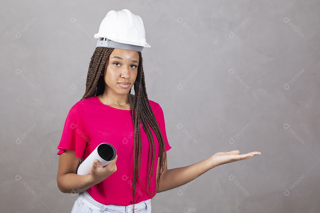 Linda mulher engenheira usando capacete branco jovem garota sorridente sobre fundo isolado cinza