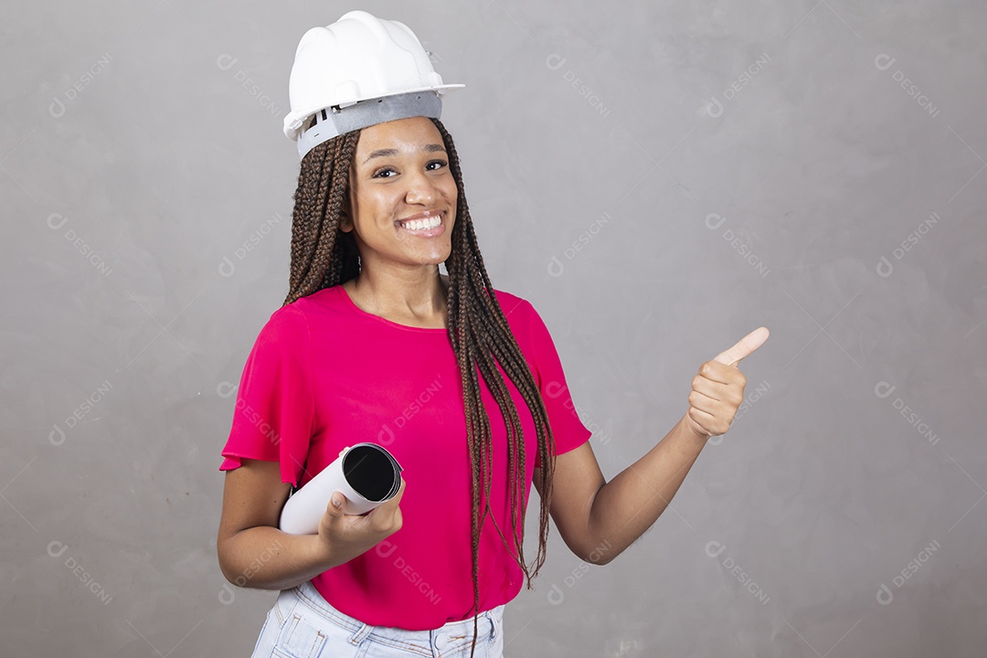 Linda mulher engenheira usando capacete branco jovem garota sorridente sobre fundo isolado cinza