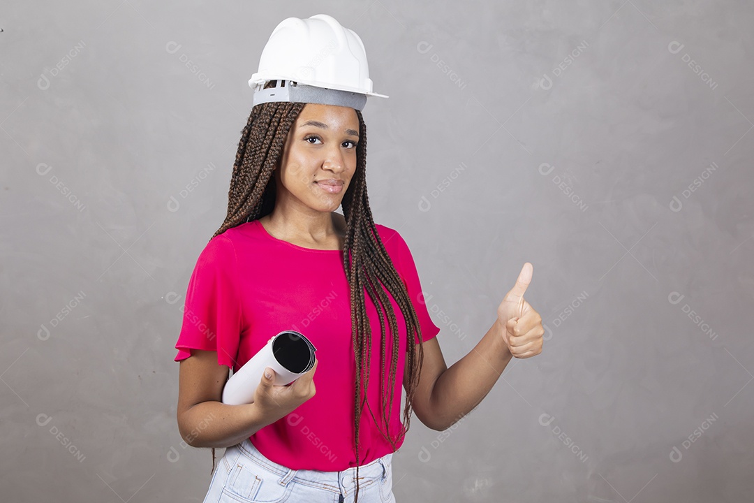 Linda mulher engenheira usando capacete branco jovem garota sorridente sobre fundo isolado cinza