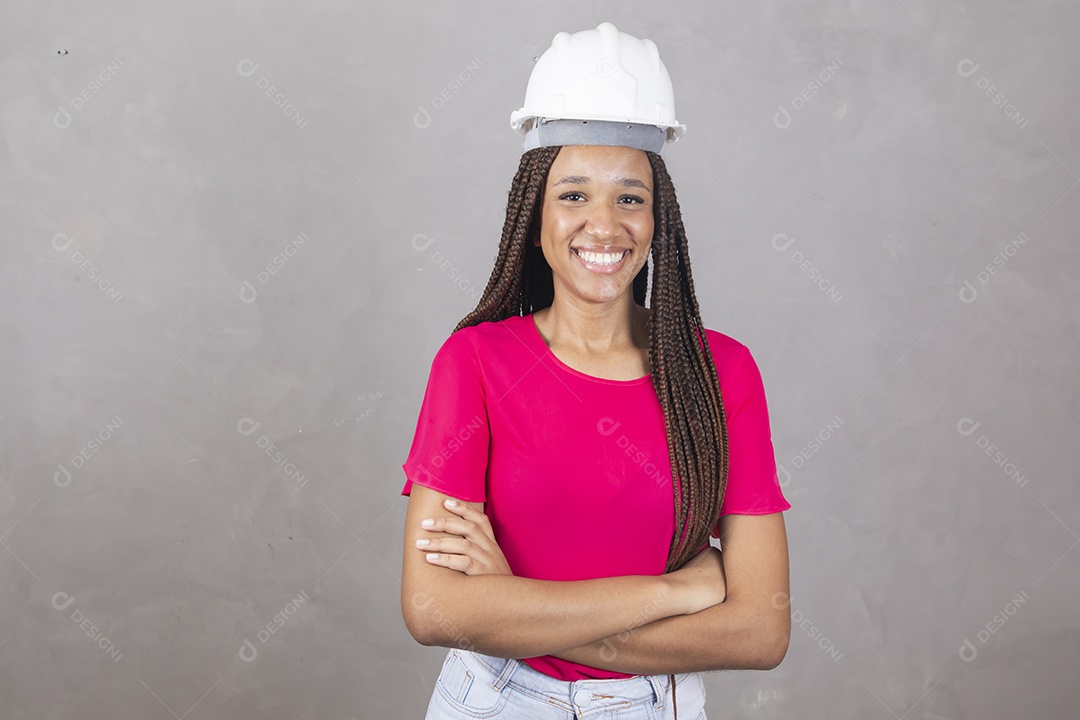 Linda mulher engenheira usando capacete branco jovem garota sorridente sobre fundo isolado cinza