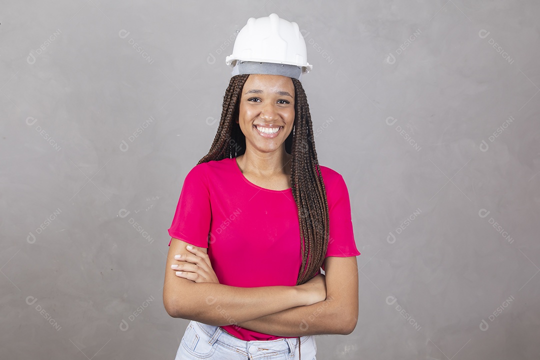 Linda mulher engenheira usando capacete branco jovem garota sorridente sobre fundo isolado cinza
