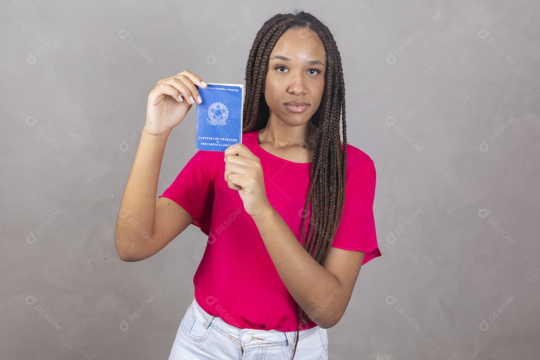Linda mulher jovem garota segurando carteira de trabalho sorridente sobre fundo isolado cinza