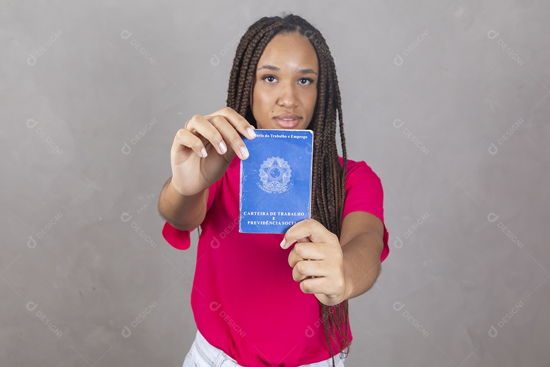 Linda mulher jovem garota segurando carteira de trabalho sorridente sobre fundo isolado cinza
