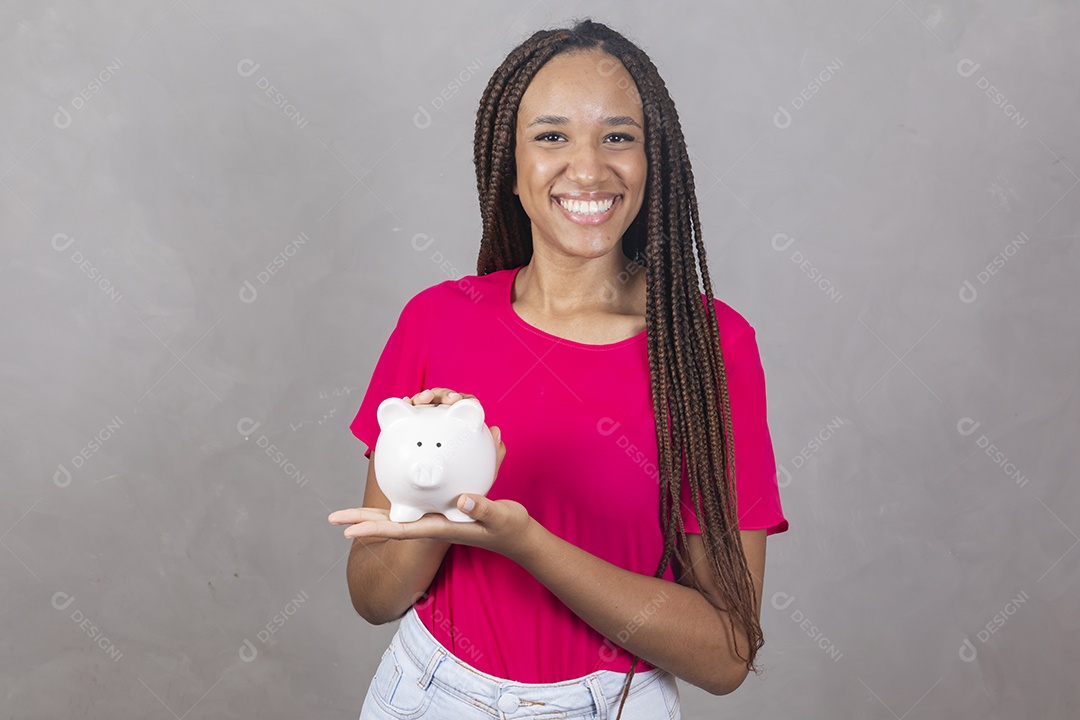Linda mulher jovem garota sorridente segurando cofrinho sobre fundo isolado cinza