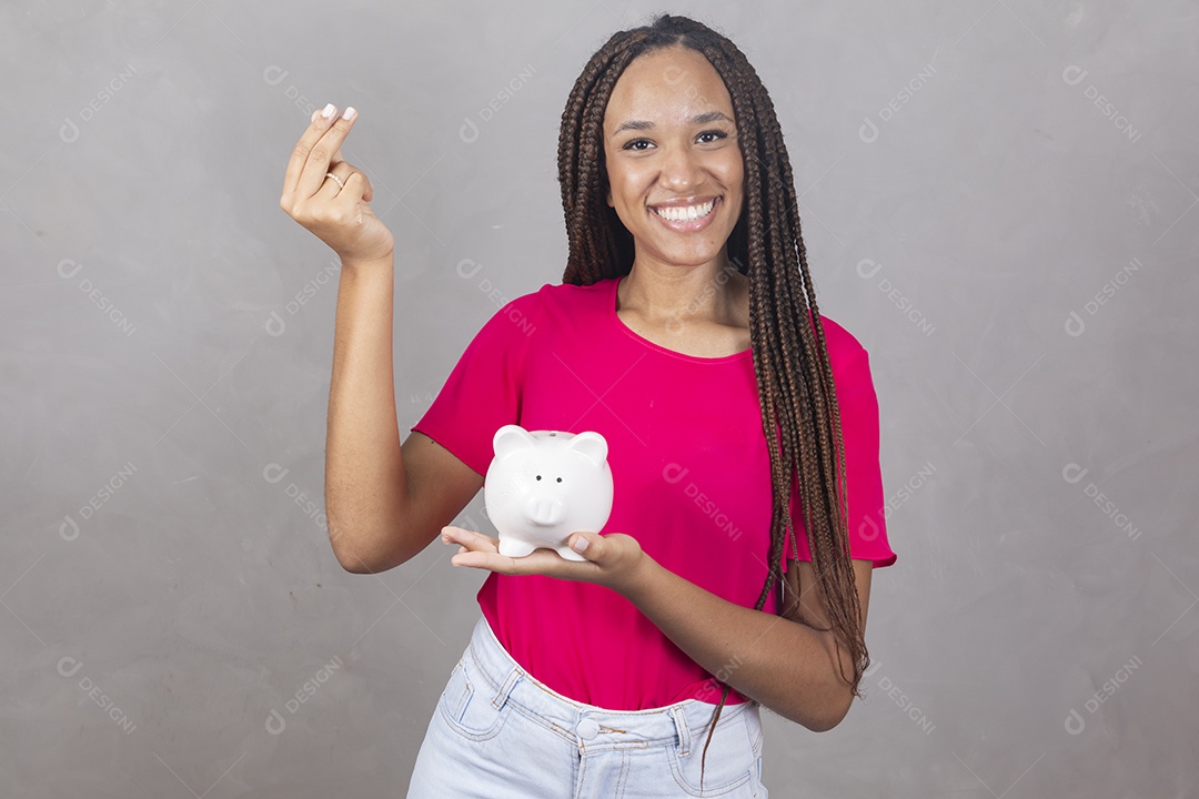 Linda mulher jovem garota sorridente segurando cofrinho sobre fundo isolado cinza