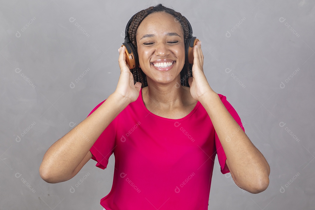 Linda mulher jovem garota sorridente usando fones de ouvido sobre fundo isolado cinza