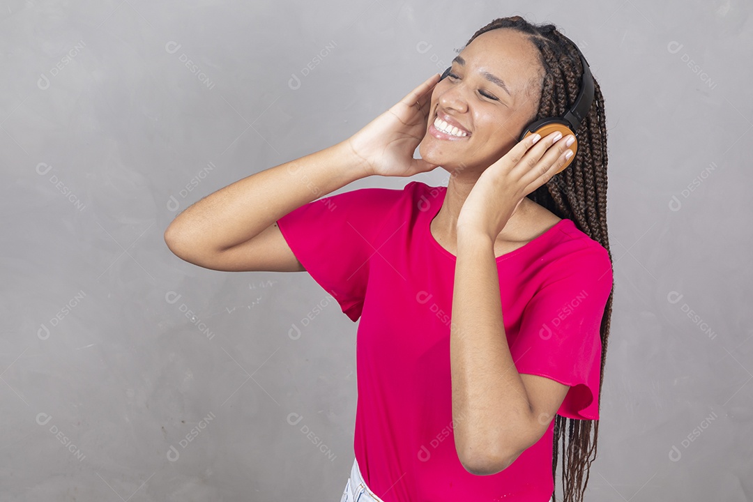 Linda mulher jovem garota sorridente usando fones de ouvido sobre fundo isolado cinza