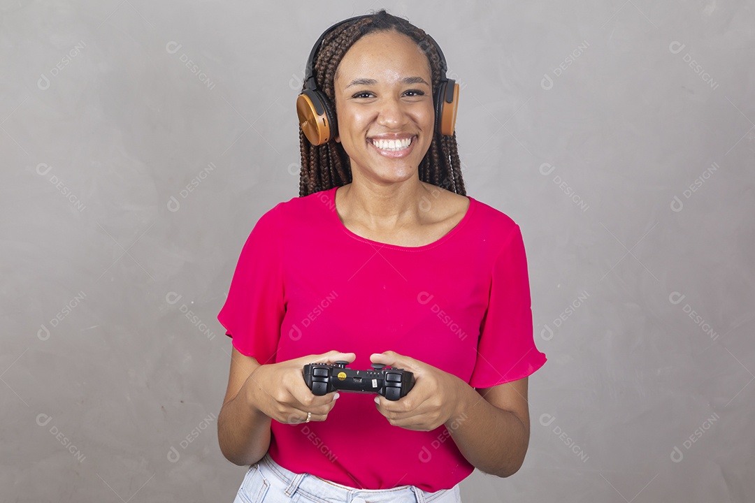 Linda mulher jovem garota sorridente jogando videogame sobre fundo isolado cinza