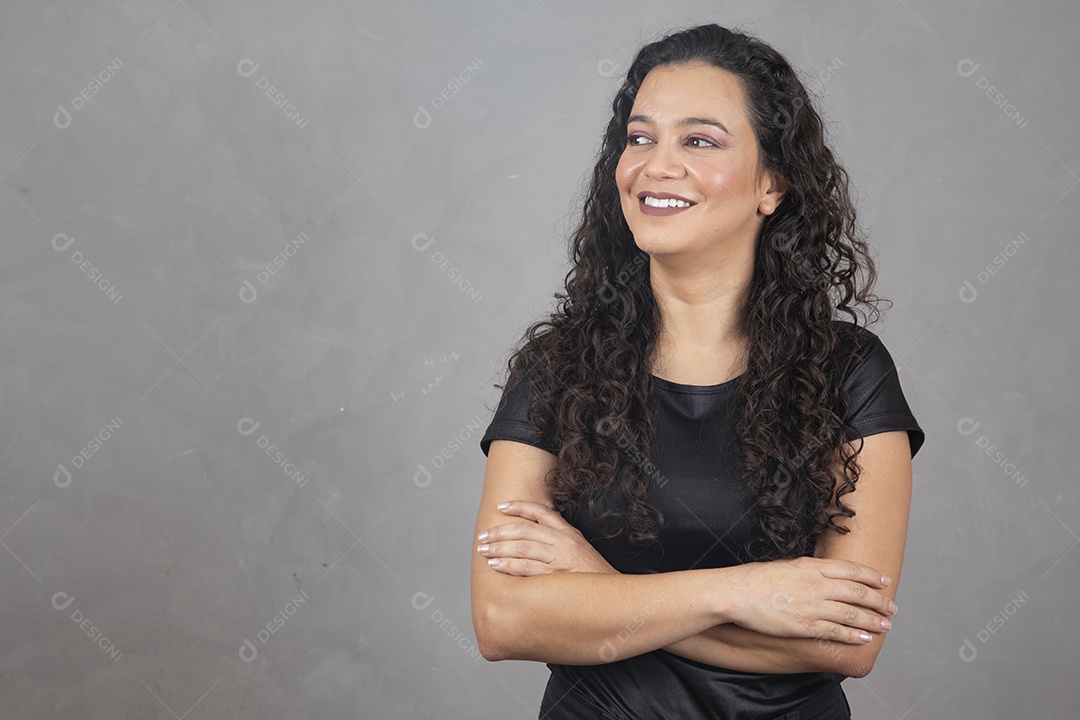 Linda mulher jovem garota sorridente sobre fundo isolado cinza