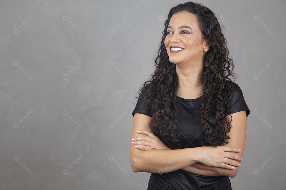 Linda mulher jovem garota sorridente sobre fundo isolado cinza
