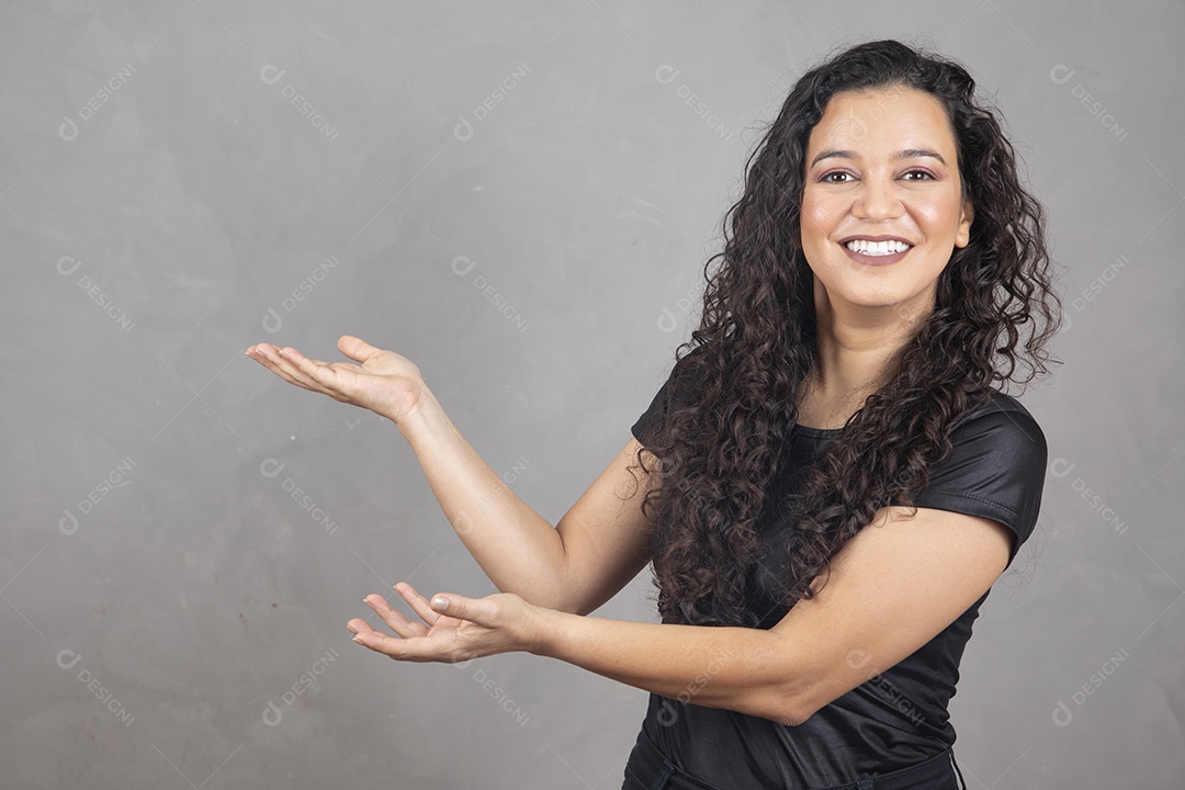 Linda mulher jovem garota sorridente sobre fundo isolado cinza