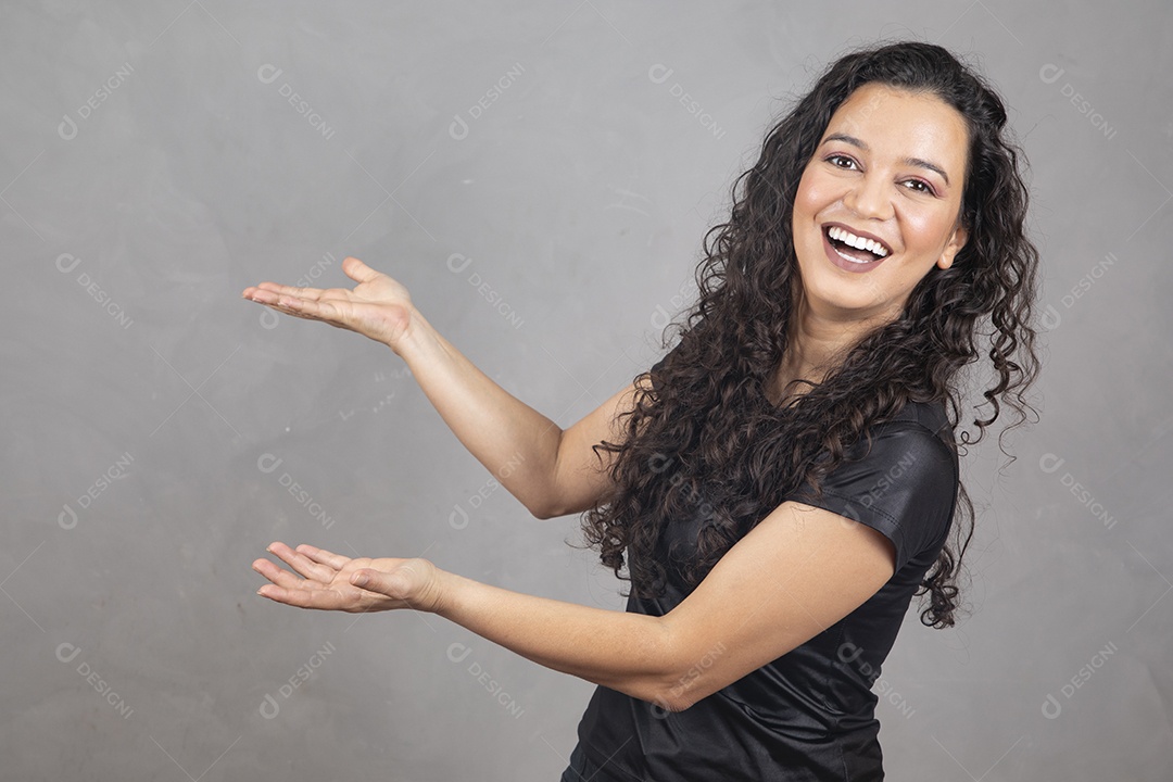 Linda mulher jovem garota sorridente apontando para lado  sobre fundo isolado cinza