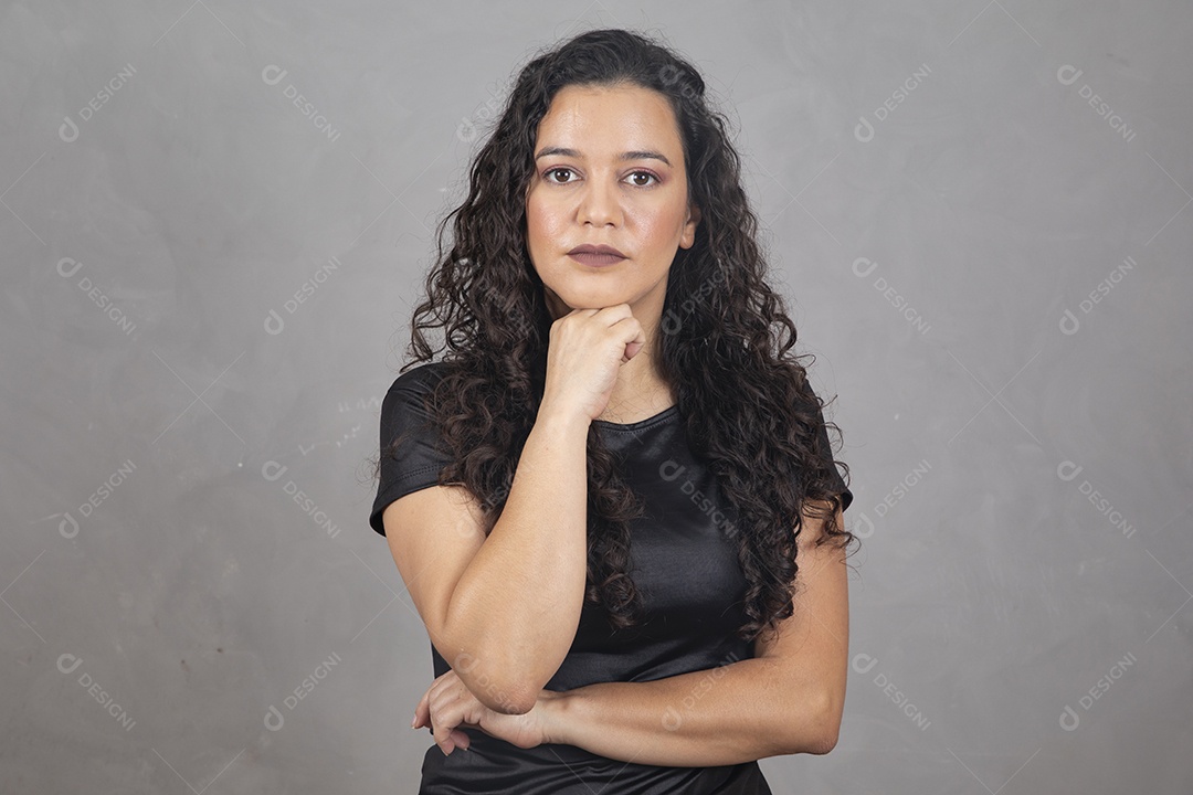 Linda mulher jovem garota sorridente sobre fundo isolado cinza