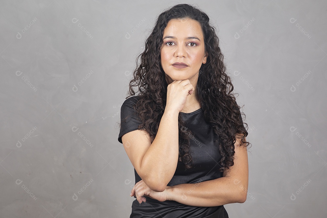 Linda mulher jovem garota sorridente sobre fundo isolado cinza