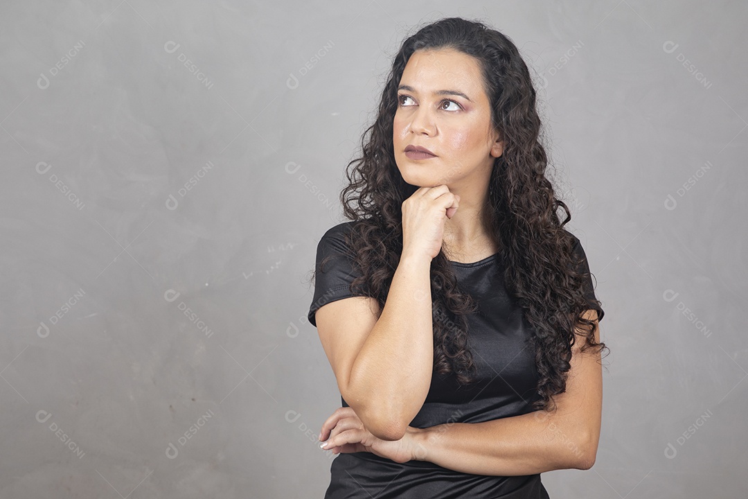 Linda mulher jovem garota sorridente sobre fundo isolado cinza