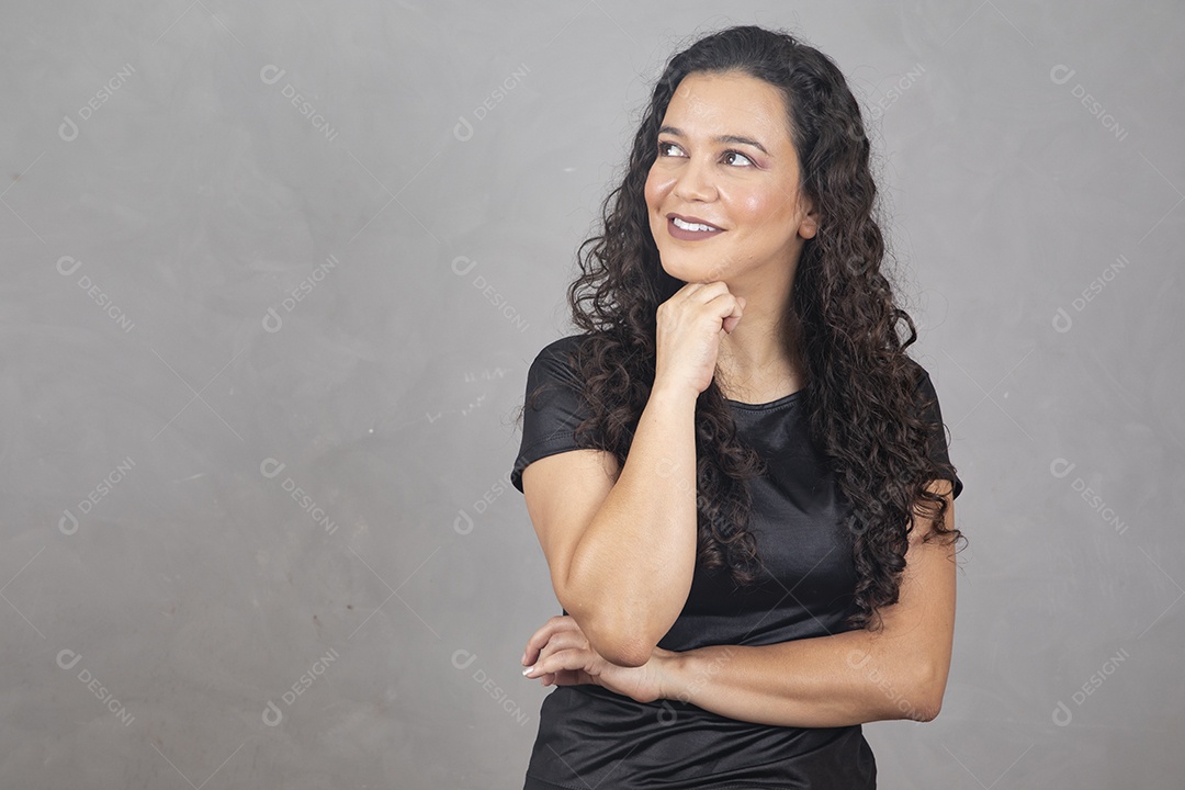 Linda mulher jovem garota sorridente sobre fundo isolado cinza