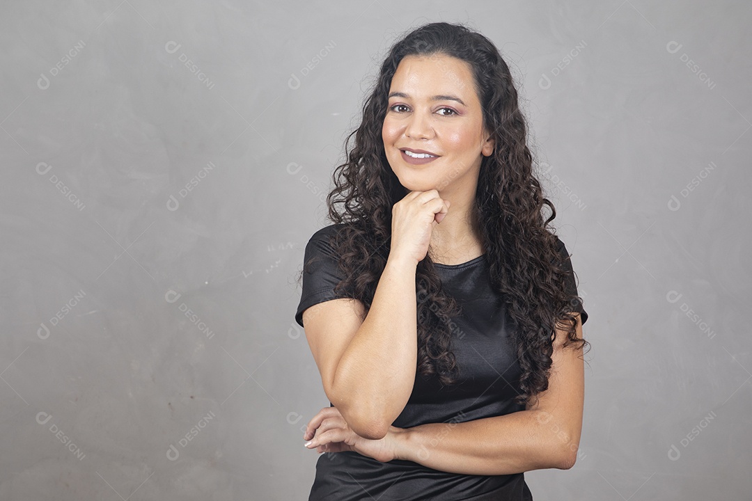 Linda mulher jovem garota sorridente sobre fundo isolado cinza