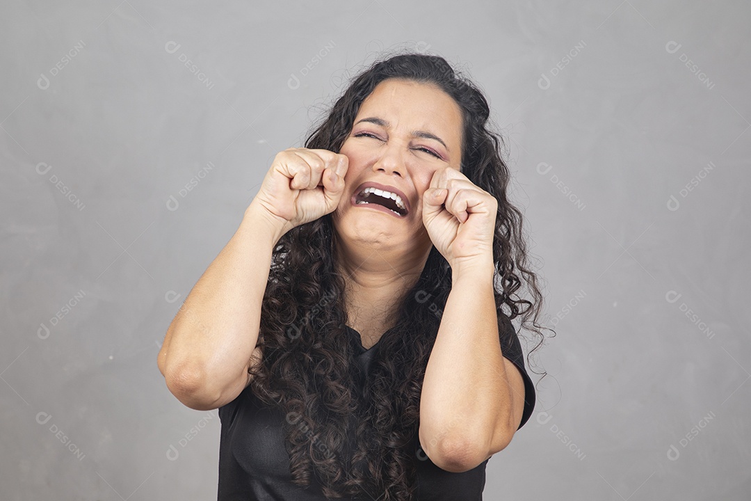 Linda mulher jovem garota sorridente sobre fundo isolado cinza