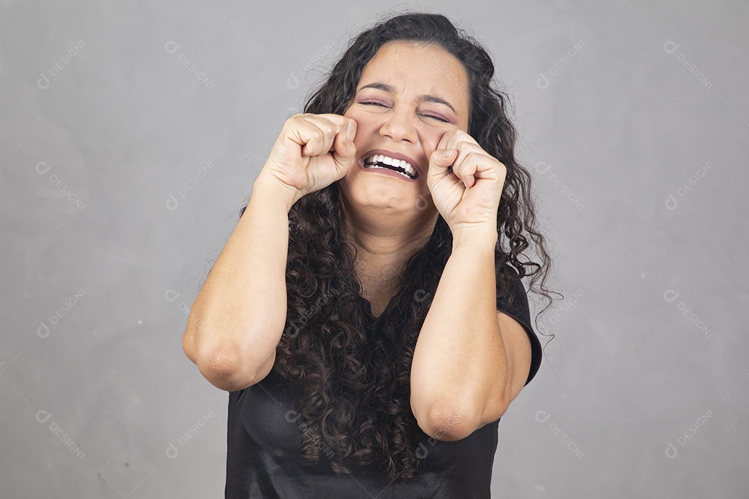 Linda mulher jovem garota sorridente sobre fundo isolado cinza