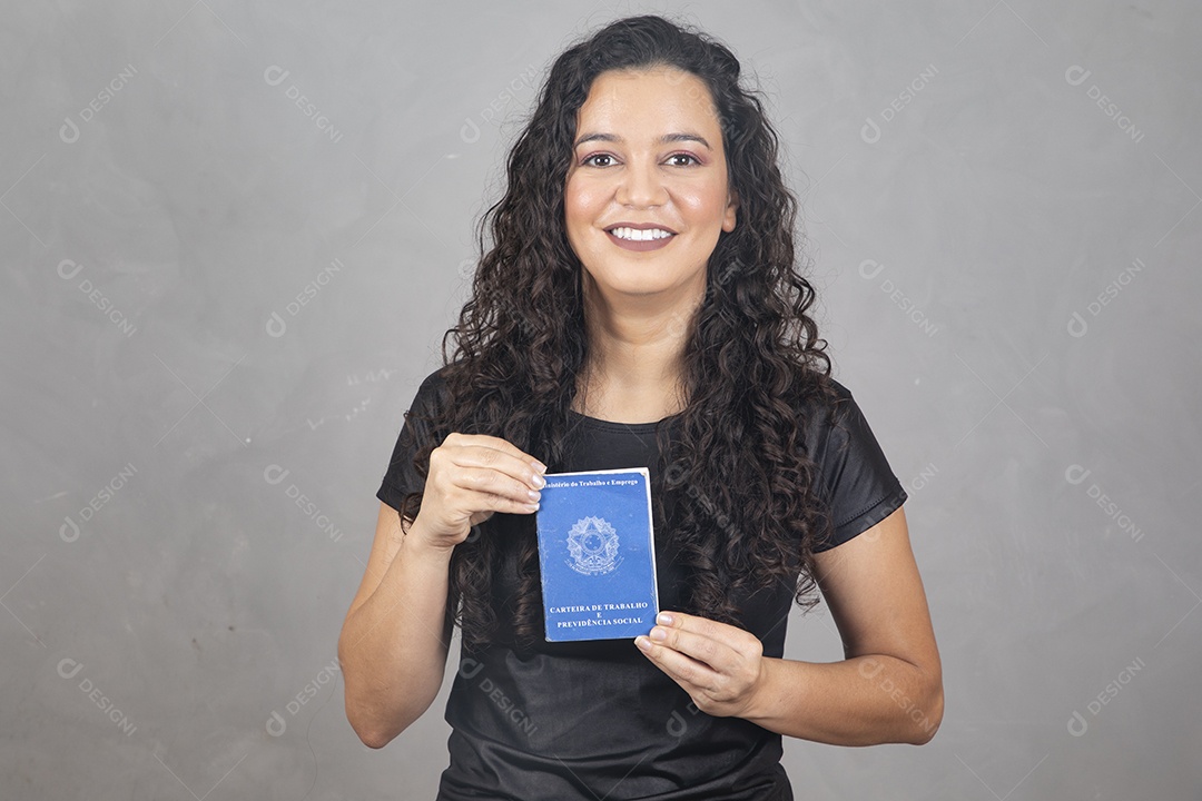 Linda mulher jovem garota sorridente segurando carteira de trabalho sobre fundo isolado cinza