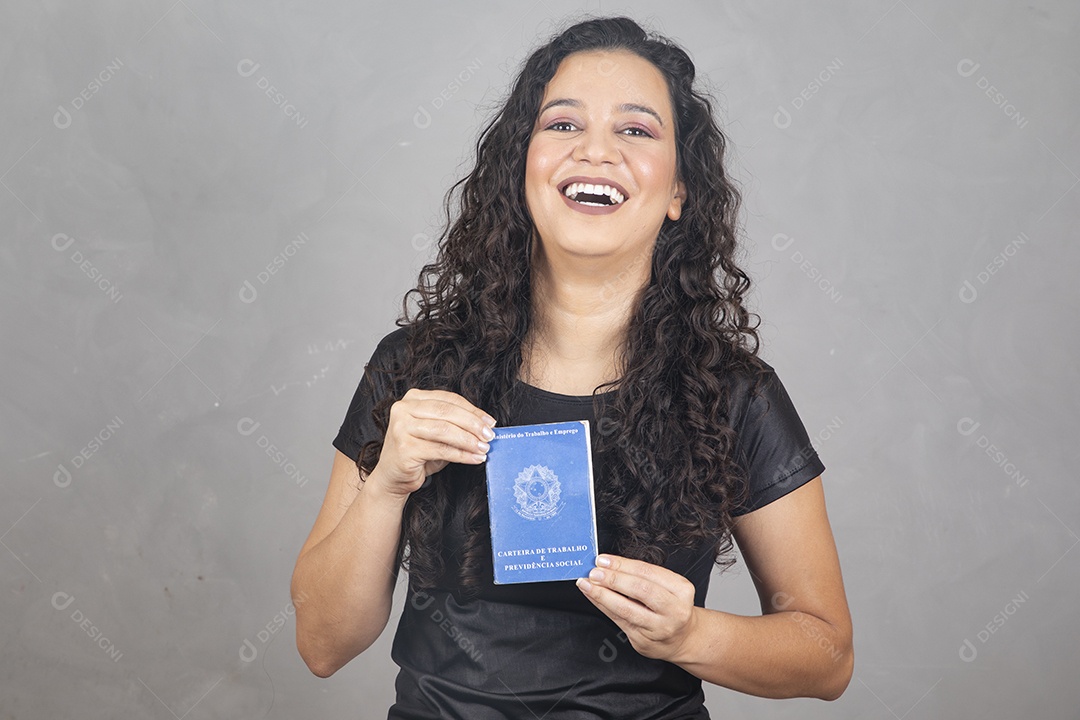 Linda mulher jovem garota sorridente segurando carteira de trabalho sobre fundo isolado cinza