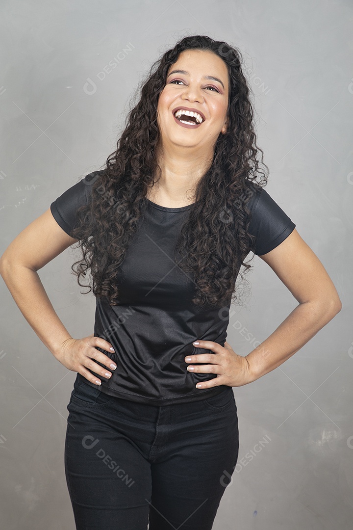 Linda mulher jovem garota sorridente sobre fundo isolado cinza