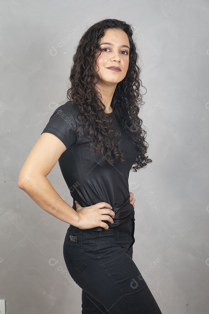 Linda mulher jovem garota sorridente sobre fundo isolado cinza