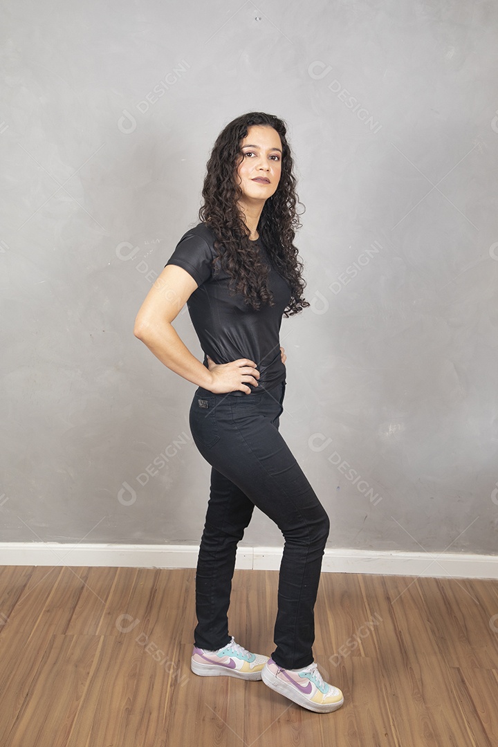 Linda mulher jovem garota sorridente sobre fundo isolado cinza