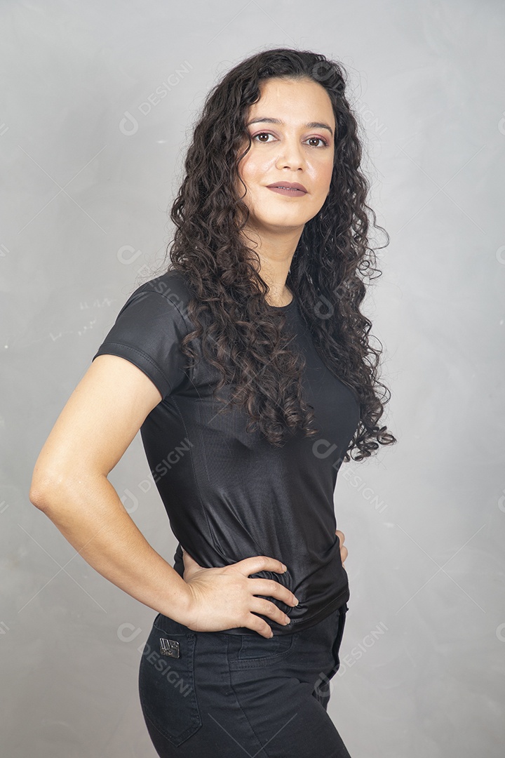 Linda mulher jovem garota sorridente sobre fundo isolado cinza