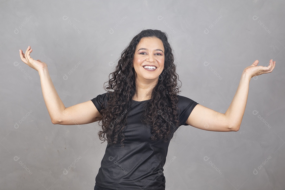 Linda mulher jovem garota sorridente sobre fundo isolado cinza