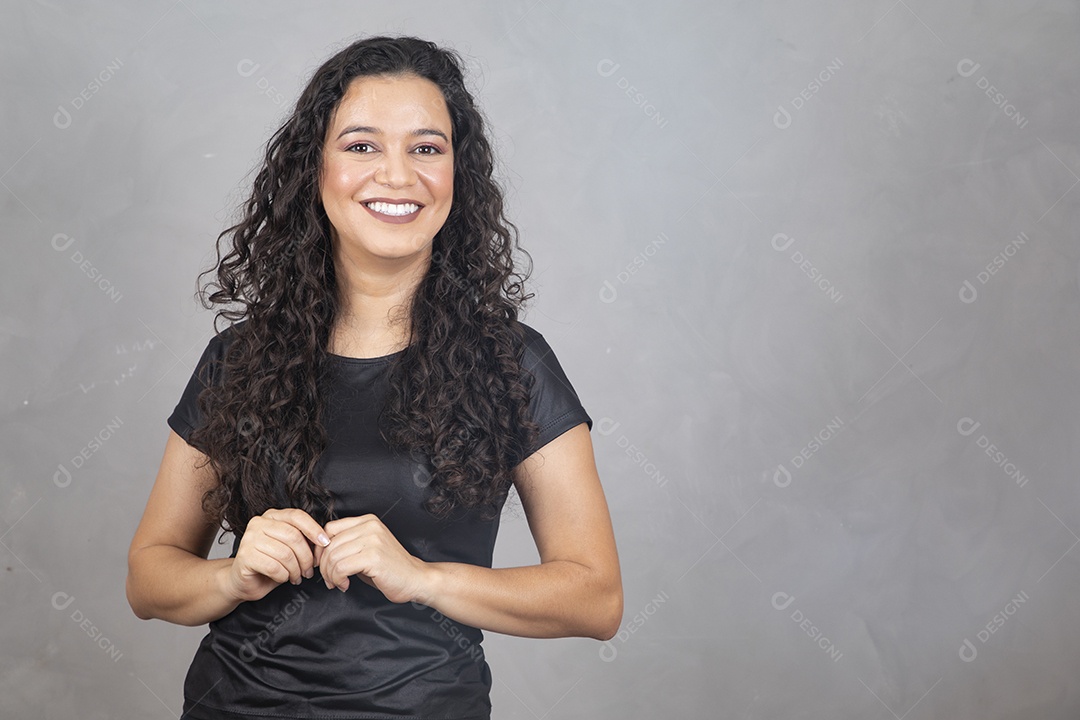 Linda mulher jovem garota sorridente sobre fundo isolado cinza