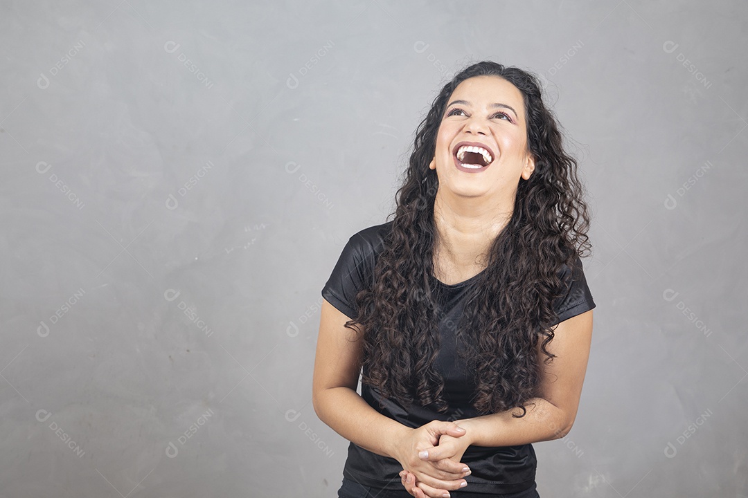 Linda mulher jovem garota sorridente sobre fundo isolado cinza