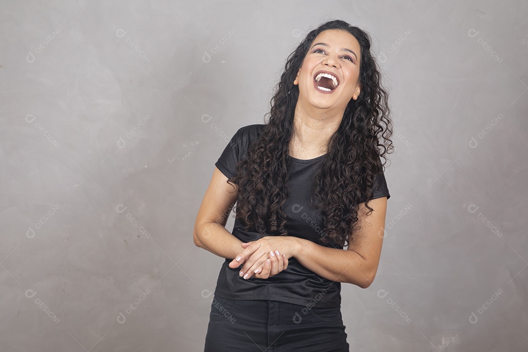 Linda mulher jovem garota sorridente sobre fundo isolado cinza