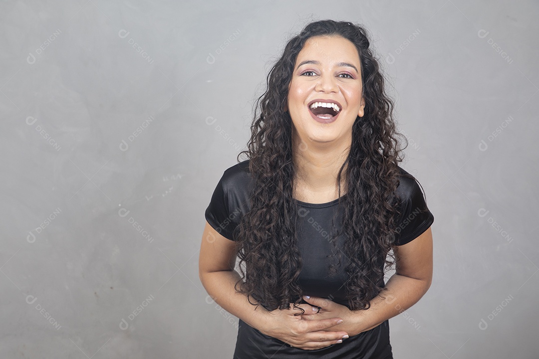 Linda mulher jovem garota sorridente sobre fundo isolado cinza