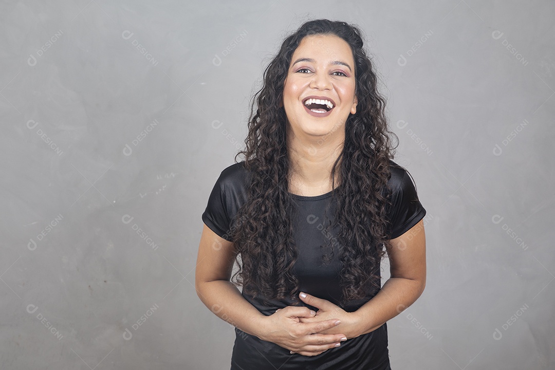 Linda mulher jovem garota sorridente sobre fundo isolado cinza