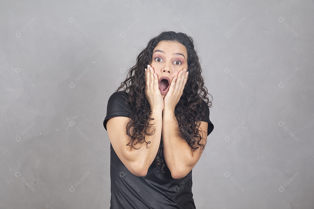 Linda mulher jovem garota sorridente sobre fundo isolado cinza