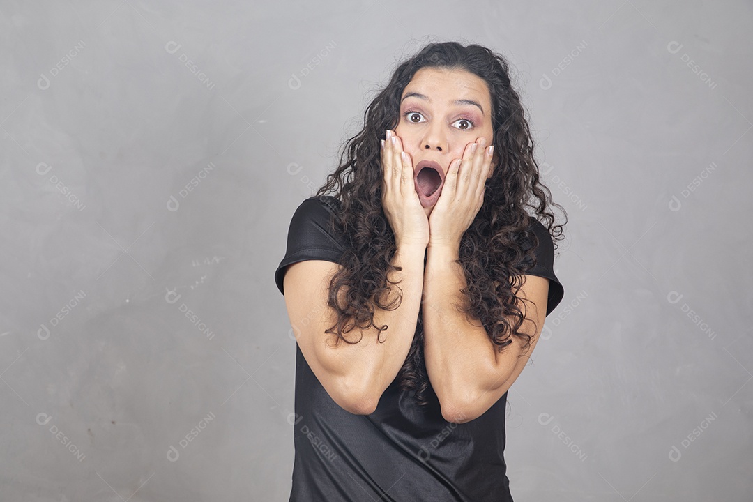 Linda mulher jovem garota sorridente sobre fundo isolado cinza