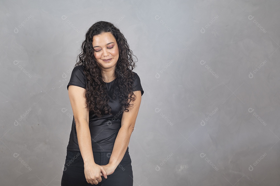 Linda mulher jovem garota sorridente sobre fundo isolado cinza