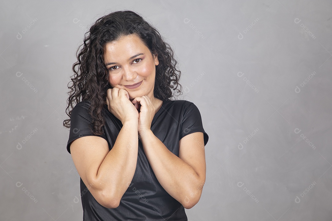 Linda mulher jovem garota sorridente sobre fundo isolado cinza