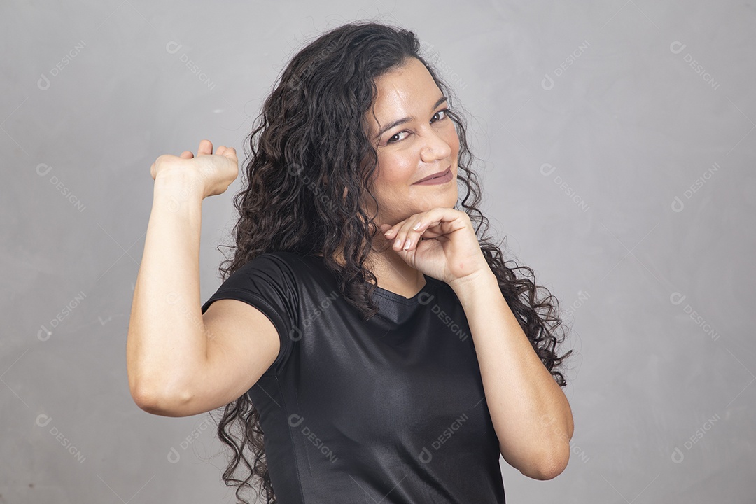 Linda mulher jovem garota sorridente sobre fundo isolado cinza